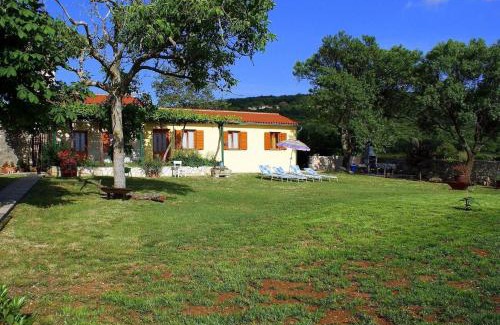Salakovci Casa | Charmantes Ferienhaus In Bartići Mit Terrasse