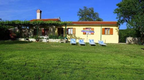 Salakovci Casa | Charmantes Ferienhaus In Bartići Mit Terrasse