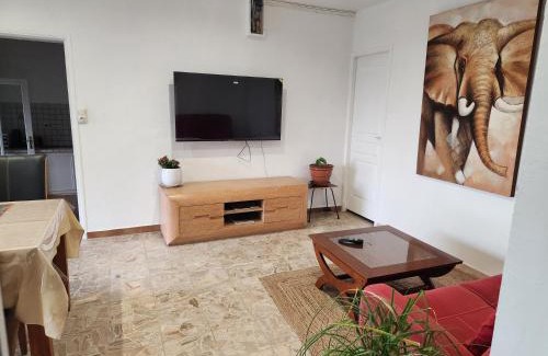 Sommieres Apartamento | Charme et piscine dans le Gard salon et deux chambres