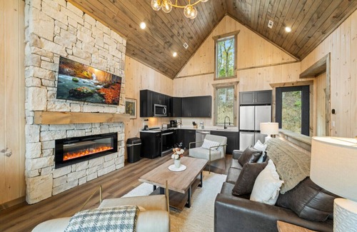 Sevierville Cabina | Charmed Waters Cottage: Lake View, Hot Tub, Games!