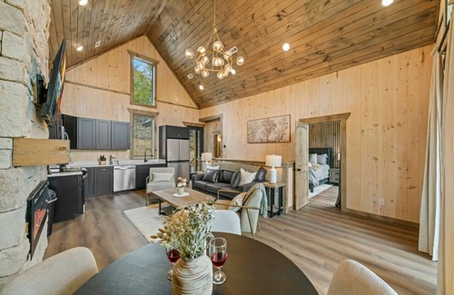 Sevierville Cabina | Charmed Waters Cottage: Lake View, Hot Tub, Games!