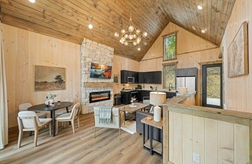 Sevierville Cabina | Charmed Waters Cottage: Lake View, Hot Tub, Games!