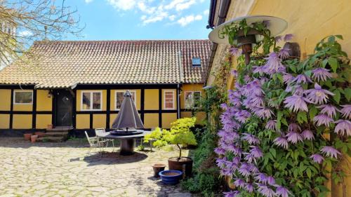 Ronne Apartamento | Charmerende lejlighed i den gamle kirkesmedje