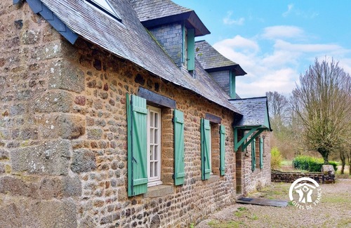 Saint-Mars-sur-la-Futaie Cabaña | Casa rural con río privado, terraza y chimenea