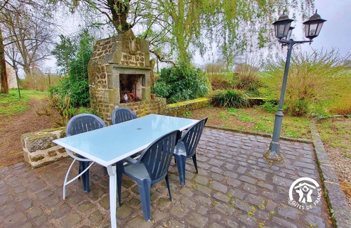 Saint-Mars-sur-la-Futaie Cabaña | Casa rural con río privado, terraza y chimenea