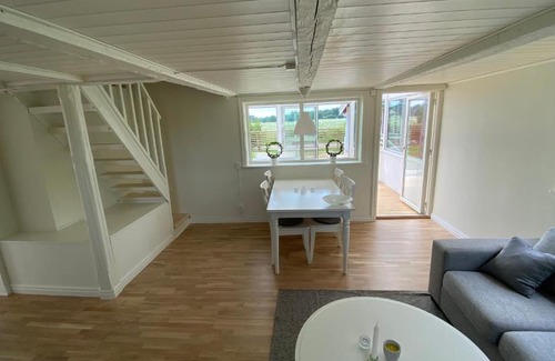 Kalmar Municipality Casa | Charmig, nyrenoverat och fullt utrustad stuga. Anpassad för hundar, nära till naturen och havet. Gångavstånd till golfbana.