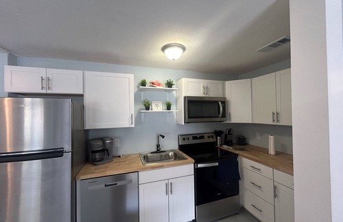 Redington Shores Cabaña | Charming 1 /1 bath 100 feet to Beach Cable, WiFi AC, Utilities Redington Shores