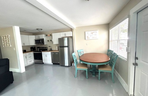 Redington Shores Cabaña | Charming 1 /1 bath 100 feet to Beach Cable, WiFi AC, Utilities Redington Shores