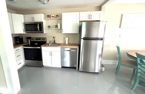 Redington Shores Cabaña | Charming 1 /1 bath 100 feet to Beach Cable, WiFi AC, Utilities Redington Shores