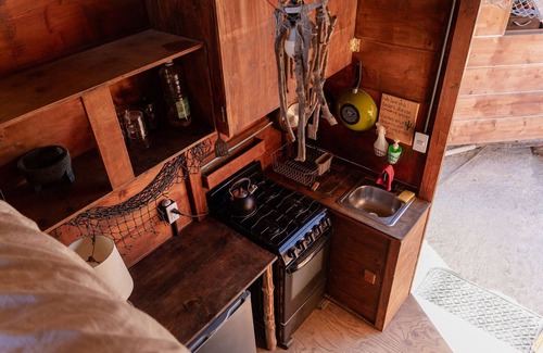 La Fortuna Cabina | Charming 1-bedroom Tiny Home in La Fortuna with WiFi & steps away from the beach