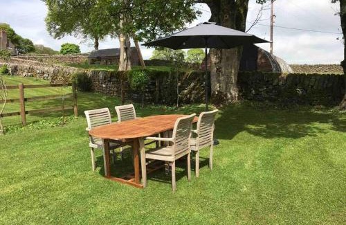 Cauldon Low Casa | Charming 1 Bed Peak District Cottage Barn - Alton Towers, Scarefest, Polar Bears, Chatsworth