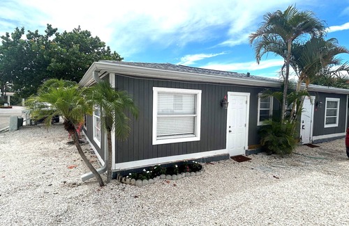 Redington Shores Cabaña | Charming 1-bedroom1 -bath Place 100 steps to the beach Redington Shores, FL