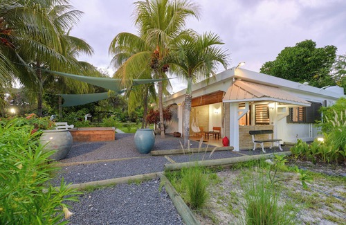 Pointe Aux Sables Apartamento | Charming 1 bedroom studio sea front and huge creole garden with AC, WiFi