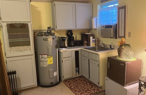 Pilot Mountain Cabaña | Charming 1-bedroom cottage with WiFi, AC in quaint Pilot Mountain.