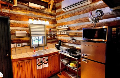 Pilot Mountain Cabina | Charming 1-bedroom cabin in amazing Pilot Mountain with Lake access