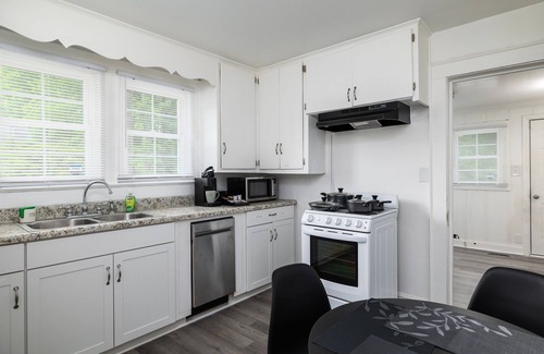 Greensboro Apartamento | Charming 1-bedroom apartment with AC, fast WiFi, Ideal for Long Term Stays!