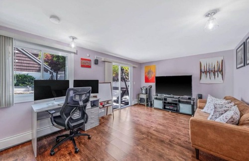 West Hills Casa | Charming 1-bedroom artist den with WiFi, AC in terrific Huntington