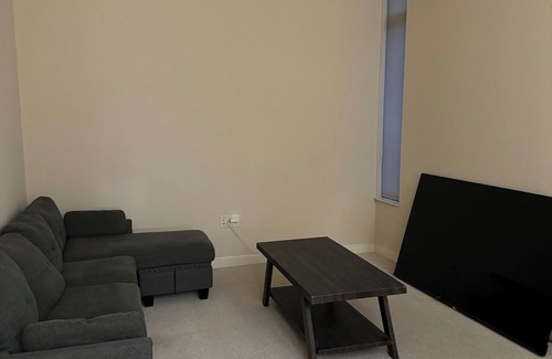 Lower East Side Apartamento | Charming 1-bedroom apartment with car included