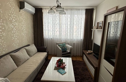 Novo Sarajevo Apartamento | Charming 1-bedroom apartment in Sarajevo. Wi-Fi & AC as well as pet-friendly.