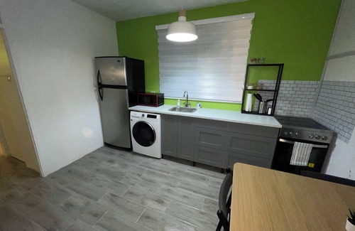 Eden Gardens Apartamento | Charming 1-bedroom apartment with AC and WiFi with Kingston Mountain Views