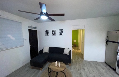 Eden Gardens Apartamento | Charming 1-bedroom apartment with AC and WiFi with Kingston Mountain Views
