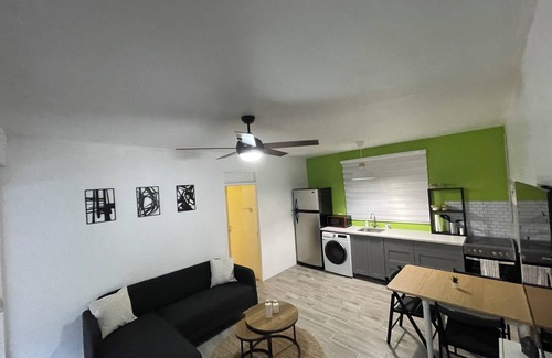 Eden Gardens Apartamento | Charming 1-bedroom apartment with AC and WiFi with Kingston Mountain Views