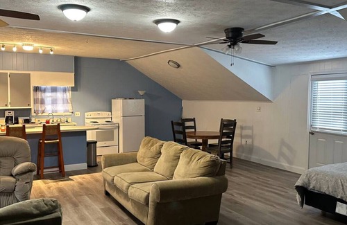 Clinton Apartamento | Charming 1-bedroom apartment in Clinton, MS with AC, WiFi. Close to restaurants