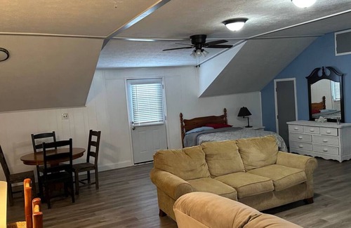 Clinton Apartamento | Charming 1-bedroom apartment in Clinton, MS with AC, WiFi. Close to restaurants