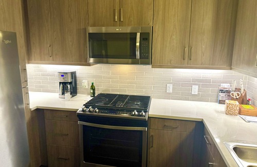 Irvine Business Complex Apartamento | Charming 1-bedroom apartment in Irvine with pool, fitness room, close to shops.