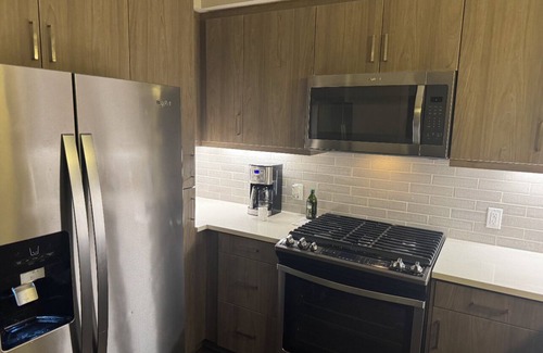 Irvine Business Complex Apartamento | Charming 1-bedroom apartment in Irvine with pool, fitness room, close to shops.
