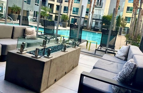 Irvine Business Complex Apartamento | Charming 1-bedroom apartment in Irvine with pool, fitness room, close to shops.