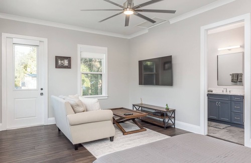 New Suburb Beautiful Apartamento | Charming 1-bedroom apartment in excellent quiet South Tampa NeighborhoodAC, WiFi