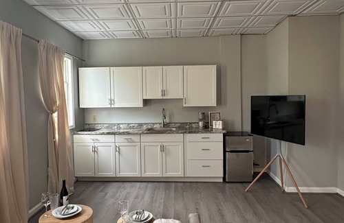 Scranton Cama Y Desayuno | Charming 1-bedroom B&B with WiFi and AC in Scranton