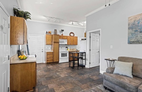 Sans Souci Cabaña | Charming 1-bedroom cottage in Greenville, SC with fenced in yard