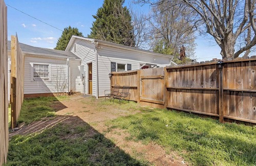 Sans Souci Cabaña | Charming 1-bedroom cottage in Greenville, SC with fenced in yard