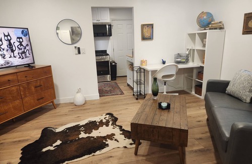 Central Escondido Cabaña | Charming 1-bedroom cottage in Escondido's Historic District with AC and more!