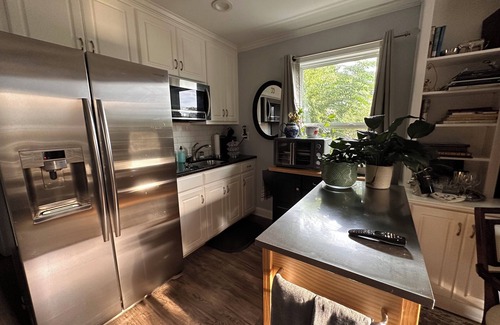 Columbus Cabaña | Charming 1-bedroom cottage in Columbus overlooking a New Orleans style courtyard