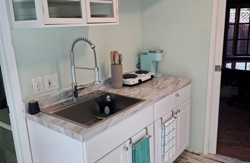 Danville Cabaña | Charming 1-bedroom cottage with AC, WiFi in Danville, walkable to downtown.