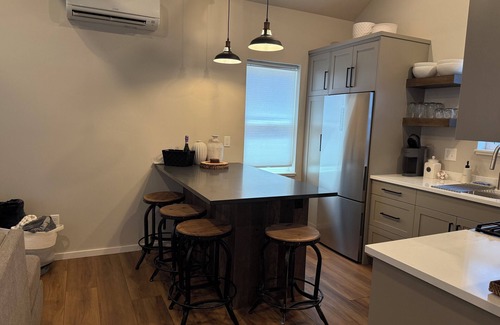 Historic Railroad District Cabaña | Charming 1-bedroom cottage in welcoming Ashland with AC