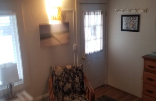 Hampton Cabaña | Charming 1-bedroom cottage in lovely Hampton directly across from beach.