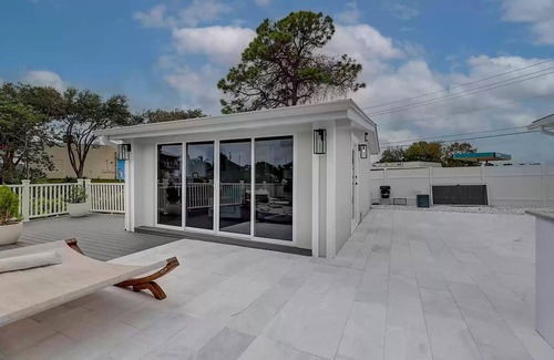 Stuart Cabaña | Charming 1-bedroom cottage in Port Salerno Waterfront District with Boat Dock