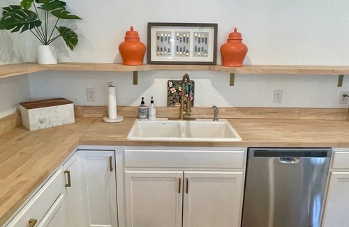 Tyler Cabaña | Charming 1-bedroom cottage central to town, close to hospitals