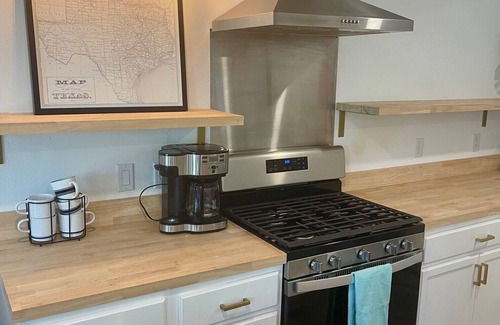 Tyler Cabaña | Charming 1-bedroom cottage central to town, close to hospitals