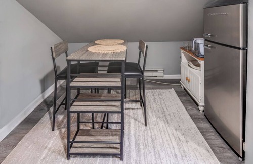East Massapequa Apartamento | Charming 1-bedroom duplex apartment with WiFi, AC in peaceful Massapequa