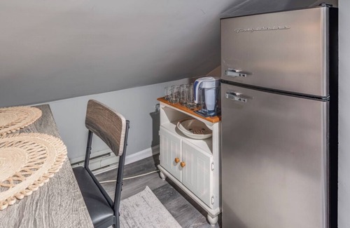 East Massapequa Apartamento | Charming 1-bedroom duplex apartment with WiFi, AC in peaceful Massapequa