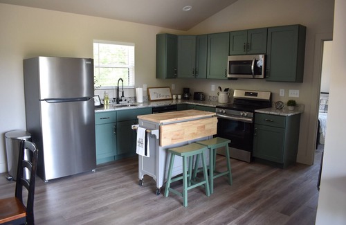 Seneca Otro | Charming 1-bedroom farmhouse in marvelous Seneca with WiFi, AC