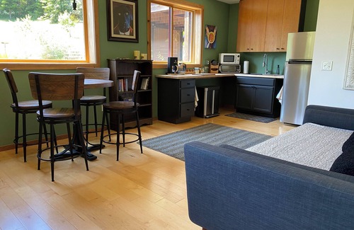 Elk Apartamento | Charming 1-bedroom Garden view apartment in the Redwoods