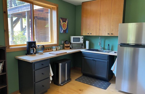 Elk Apartamento | Charming 1-bedroom Garden view apartment in the Redwoods