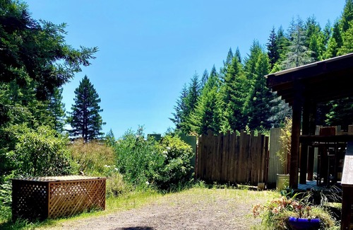 Elk Apartamento | Charming 1-bedroom Garden view apartment in the Redwoods