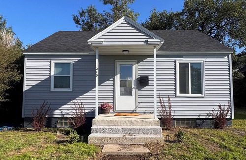 Raymond Casa | Charming 1-bedroom house in Plentywood with pull out couch and air mattress.